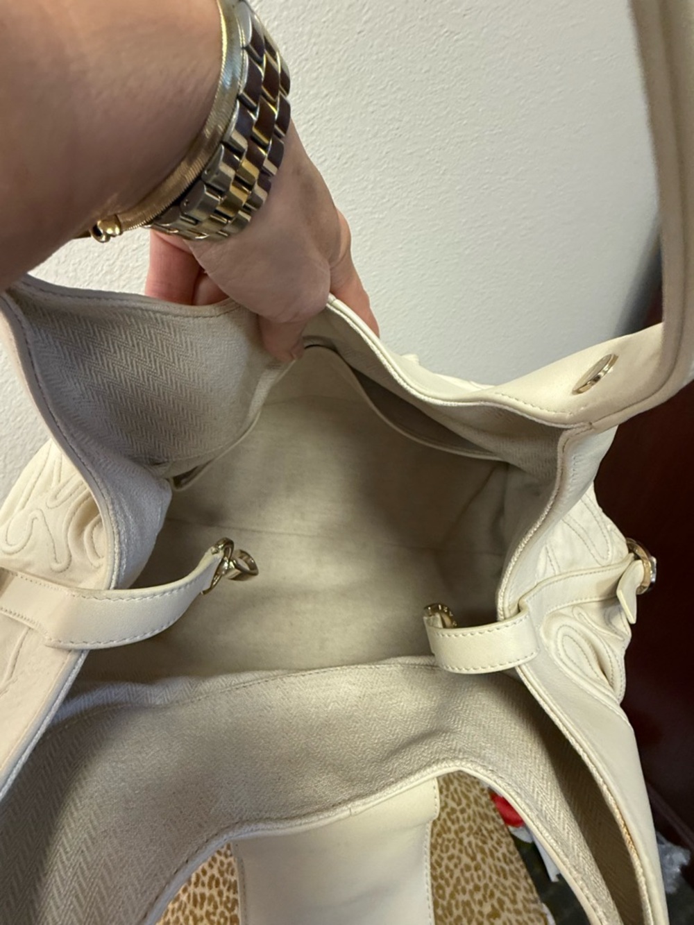 💯Auth Bvlgari Cream Leather Shoulder Bag/Satchel w Gold BVLGARI Rings &hardware - Picture 16 of 16